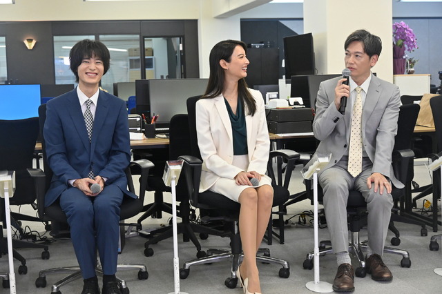 「無能の鷹」囲み取材会