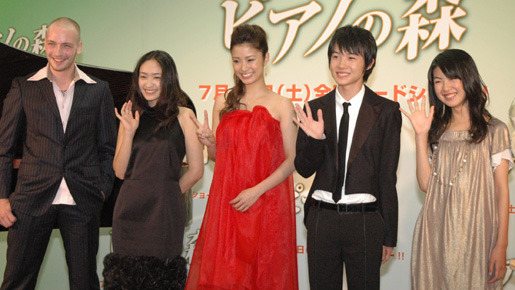 『ピアノの森』完成披露に顔を揃えた声優キャスト陣と親善大使のニコライ・トカレフ