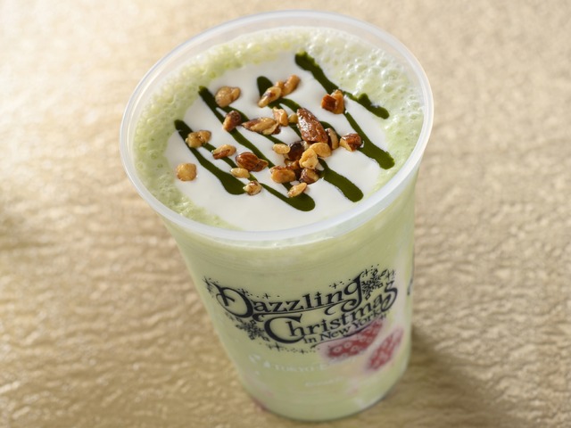 スペシャルドリンク（ピスタチオ、パンナコッタ、アーモンドミルク）1,000 円販売店舗：東京ディズニーシー「フードトラック（レッド）」