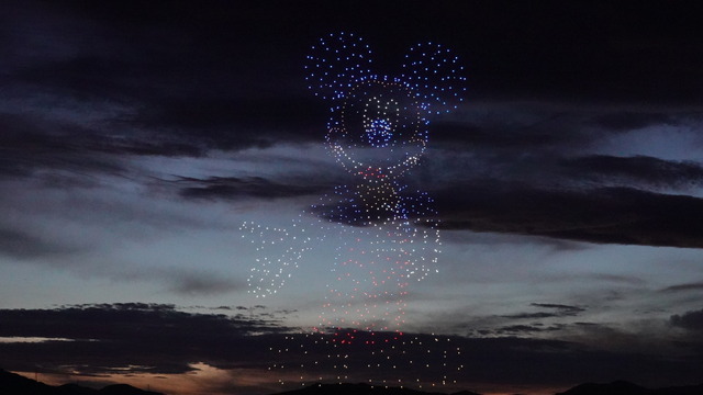 ドローンショー“マジック・イン・ジ・エア”、次回公演は熊本県八代市 夜空に描くファンタジーの世界（写真は、静岡県安倍川花火大会時のもの）