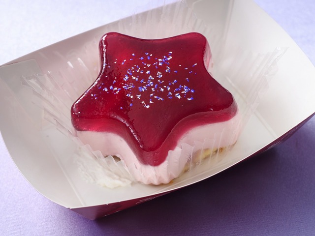 カシスゼリー＆ラズベリームースケーキ 1個 550円スーベニアプレート付きはプラス750 円