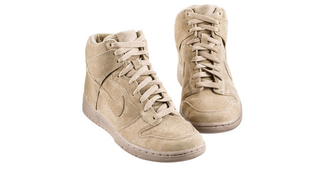 WOMEN’S NIKE DUNK SKINNY 　ベージュ　11,550円（税込）