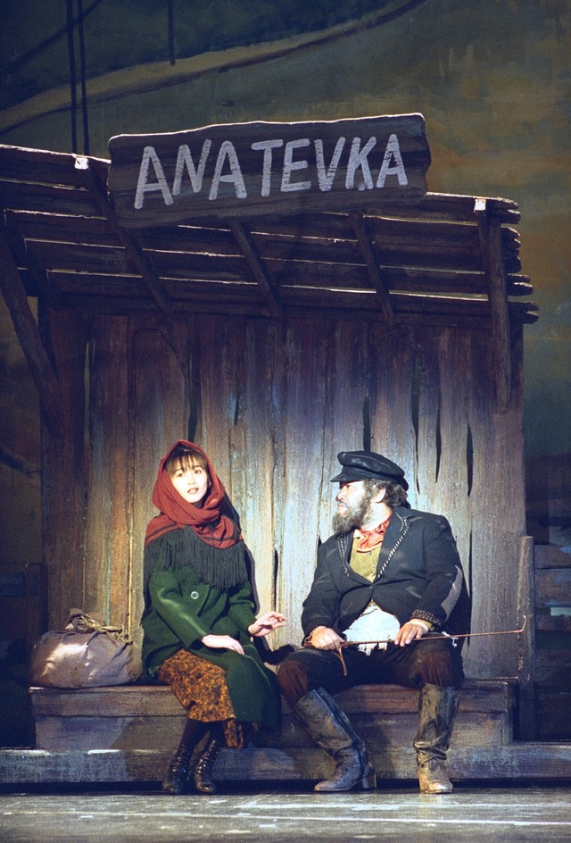 ミュージカル「屋根の上のヴァイオリン弾き」（C）東宝演劇部