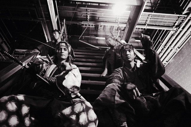 渡邊圭祐、鈴木仁 『八犬伝』オフショット(C)2024 『八犬伝』FILM PARTNERS.