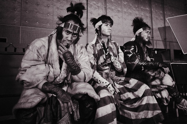 佳久創、藤岡真威人、上杉柊平『八犬伝』オフショット(C)2024 『八犬伝』FILM PARTNERS.