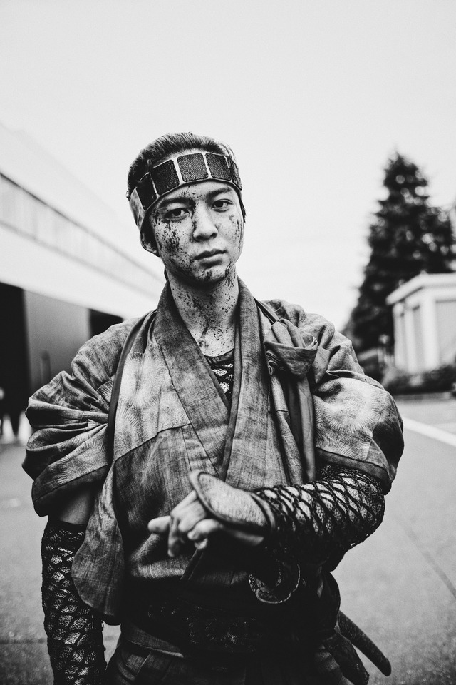 鈴木仁『八犬伝』オフショット(C)2024 『八犬伝』FILM PARTNERS.