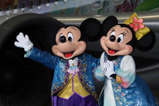 ファンタジースプリングスがテーマの特別塗装機「JAL Fantastic Journey Express」が就航！お披露目イベントにはミッキー＆ミニーも