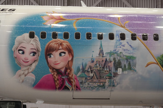 ファンタジースプリングスがテーマの特別塗装機「JAL Fantastic Journey Express」が就航！お披露目イベントにはミッキー＆ミニーも