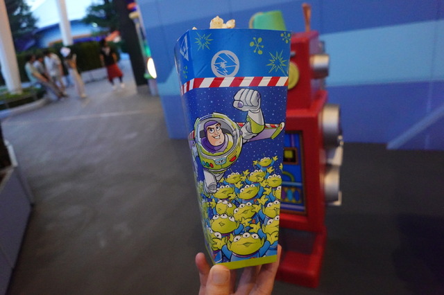 アトラクションクローズ直前！「バズ・ライトイヤーのアストロブラスター」新グッズが追加で登場