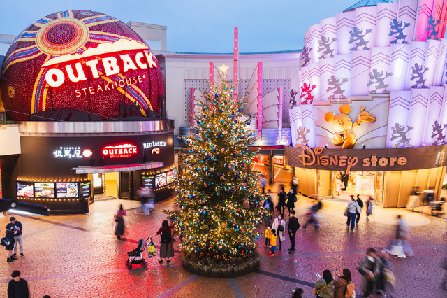 『モアナと伝説の海2』のツリーがイクスピアリにやってきた！モアナのオールとマウイのフックを飾ったフォトロケーションも