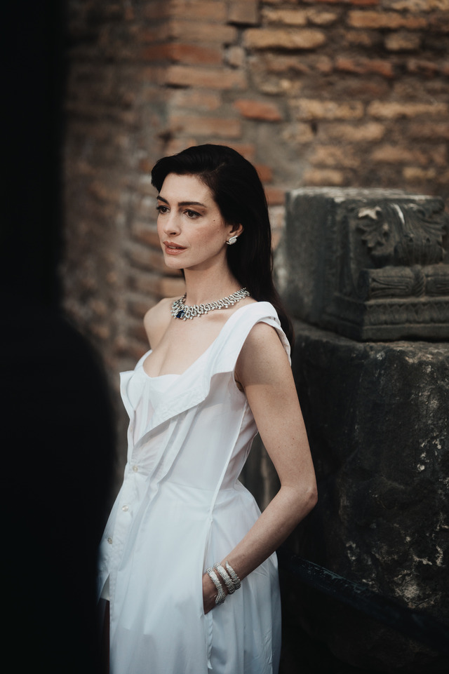 アン・ハサウェイ Photo by Lucas Possiede/WWD via Getty Images