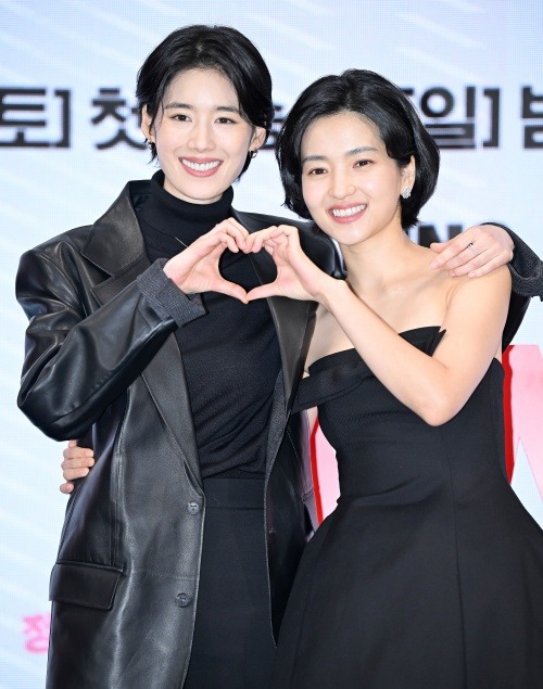 チョン・ウンチェ(左)、キム・テリ