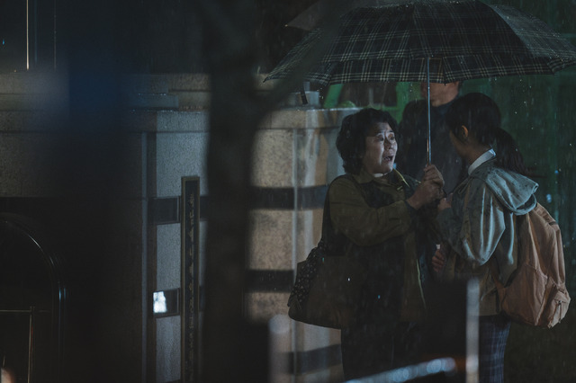 「照明店の客人たち」　© 2024 Disney and its related entities