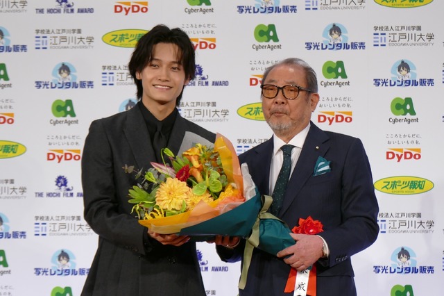 平泉成、佐野晶哉（『明日を綴る写真館』）「第49回報知映画賞」