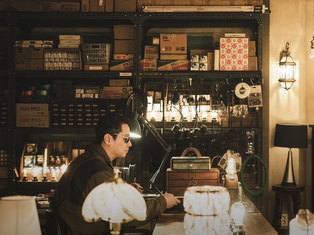 血まみれのチュ・ジフンに一体何が…？Disney+『照明店の客人たち』の伏線回収に期待！