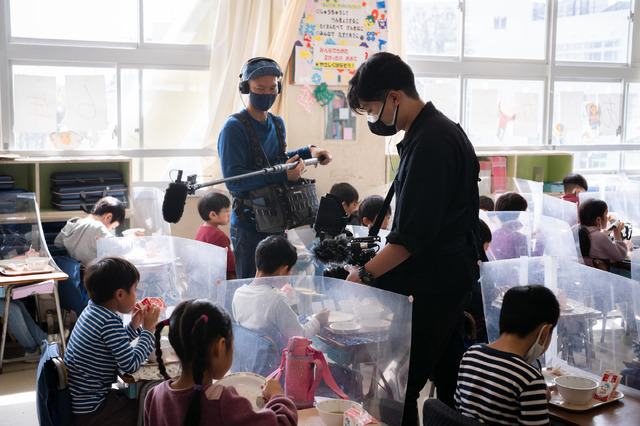 『小学校～それは小さな社会～』メイキング © Cineric Creative / NHK / Pystymetsä / Point du Jour