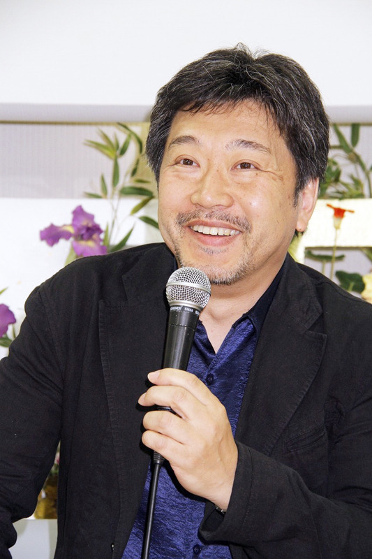 『そして父になる』監督・是枝裕和／帰国会見 in 成田空港