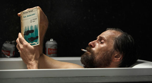 『偽りの人生』 -(C) 2012 Tornasol Films SA/Haddock Films SRL/Castafiore Films SL/Terz Filmproduktion