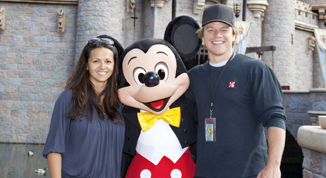 マット・デイモン＆妻のルチアナ・バロッソ＆ミッキー・マウス＠カリフォルニア・ディズニーランド-(C) Getty Images