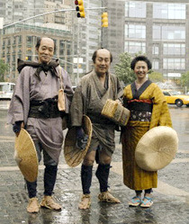 コロンバス・サークルにて記念撮影を行った（左から）柄本明、中村勘三郎、小泉今日子