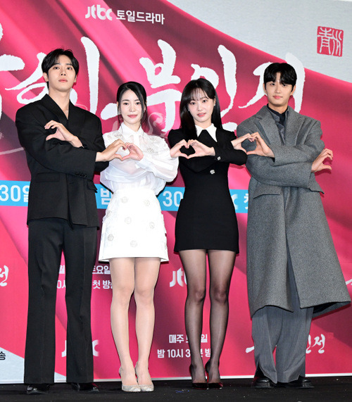 『オク氏夫人伝』の出演者たち