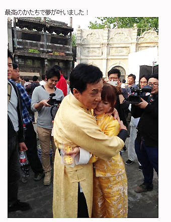 ジャッキーと抱き合って再会を喜ぶ中川翔子