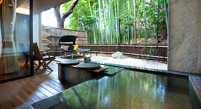 堀こたつ式の和室に温泉露天：石風呂＋足湯がある鯤方（こんべ）の部屋