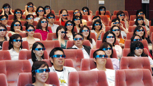 3Dメガネを装着して試写会を楽しむ観客