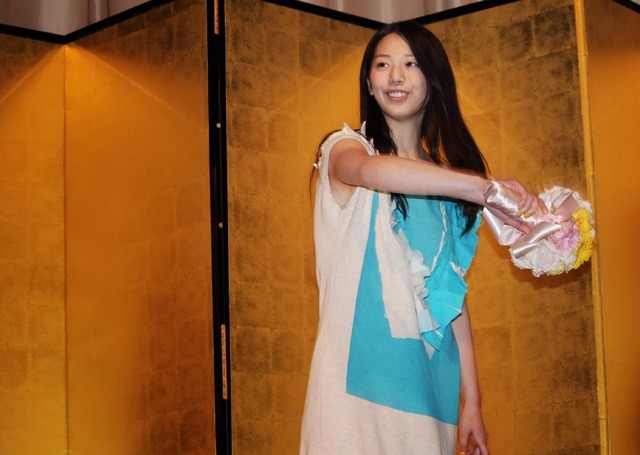 ブーケストを披露する夏帆／『箱入り息子の恋』初日舞台挨拶