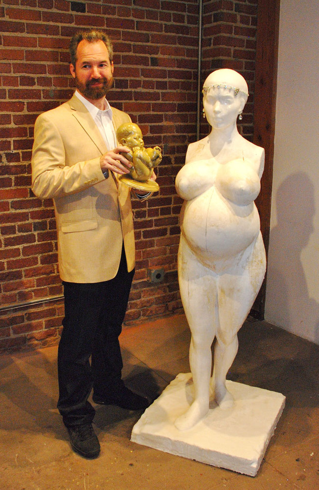 キム・カーダシアンのマタニティ・ヌード姿が彫刻に