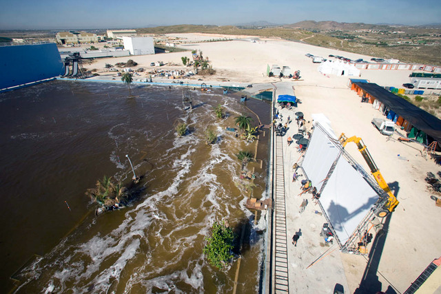 津波を再現するために作られた大規模セット／『インポッシブル』 -(C) 2012 Summit Entertainment, LLC. All Rights Reserved.