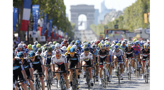 ツール・ド・フランス　凱旋門前のレース風景＆copy；Yuzuru SUNADA
