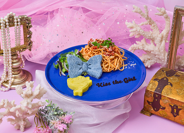 『リトル・マーメイド』OH MY CAFE 「青いリボンのナポリタン」（C）Disney