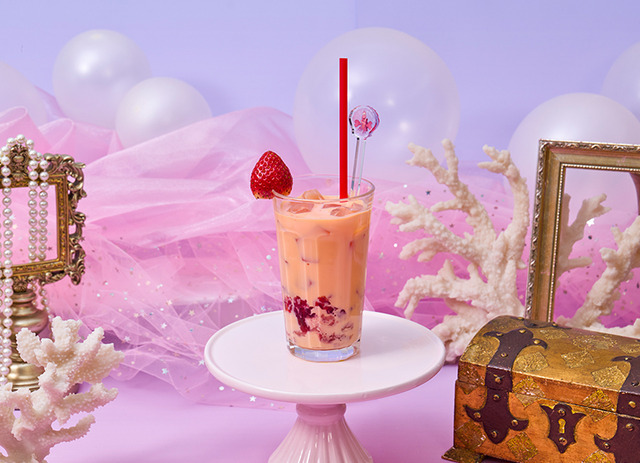 『リトル・マーメイド』OH MY CAFE 「＜セバスチャン＞ストロベリーミルク」（C）Disney