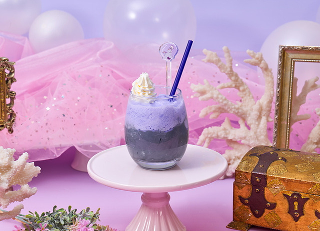 『リトル・マーメイド』OH MY CAFE 「＜アースラ＞ブルーベリー風スムージー」（C）Disney