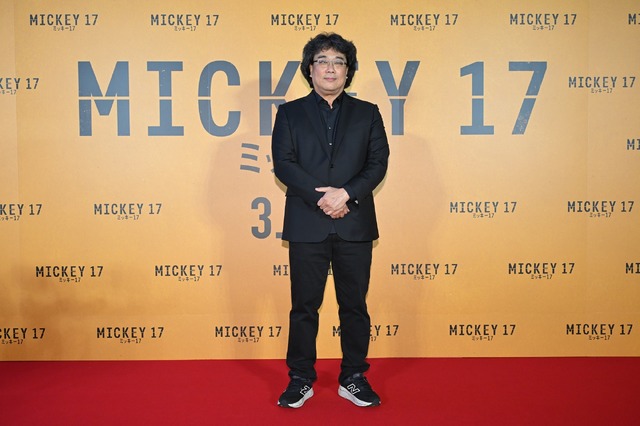 『ミッキー17』レッドカーペット　© 2025 Warner Bros. Ent. All Rights Reserved.