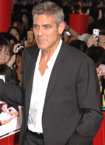 映画でもおなじみの黒のジャケットと白のシャツでダンディーにキメたジョージ