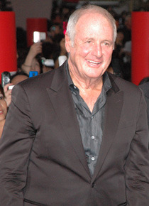 プロデューサーのワイントローブも歓声に笑顔で応えた