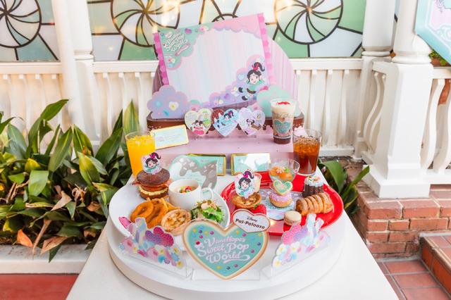 3月31日（月）までは、「ディズニー・パルパルーザ“ヴァネロペのスウィーツ・ポップ・ワールド”」スペシャルメニュー＆デコレーション仕様