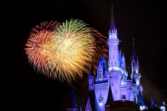 パレード・花火にキャッスルプロジェクション！東京ディズニーランドで3種のナイトエンターテインメントを満喫