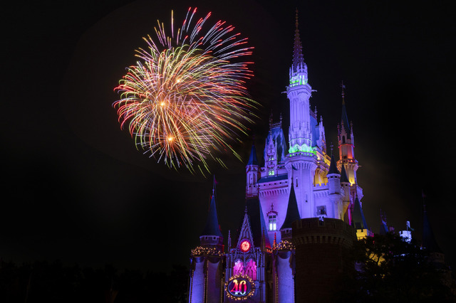 パレード・花火にキャッスルプロジェクション！東京ディズニーランドで3種のナイトエンターテインメントを満喫