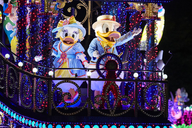 パレード・花火にキャッスルプロジェクション！東京ディズニーランドで3種のナイトエンターテインメントを満喫