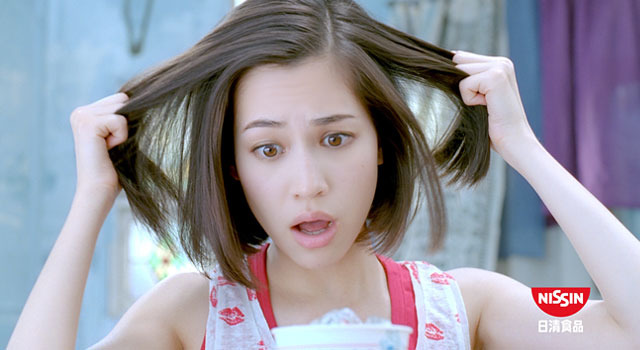 日清食品 ICEカップヌードル　新TVCM「氷入れすぎた」篇に出演した水原希子