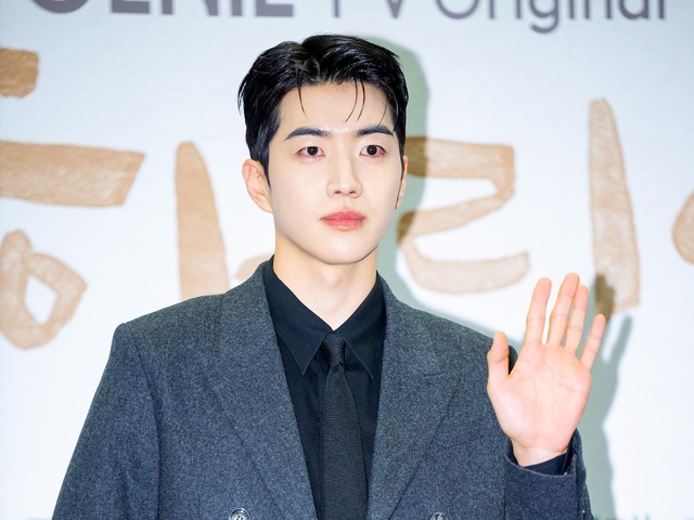 『コッソンビ』で軽薄な若者を演じるカン・フンの「本当の顔」はどこにあるのか