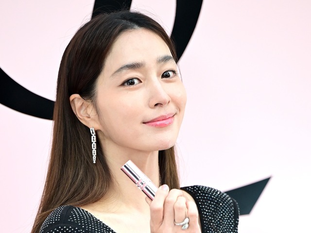 MBC新ドラマで女優に復帰予定のイ・ミンジョン、2児の母とは思えぬ花のような美貌が話題