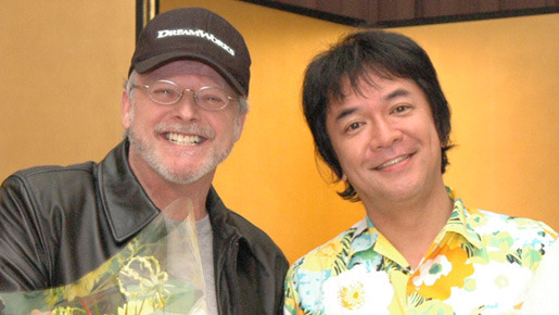 製作記者会見に臨んだスピルバーグ（のそっくりさん）と河崎実監督