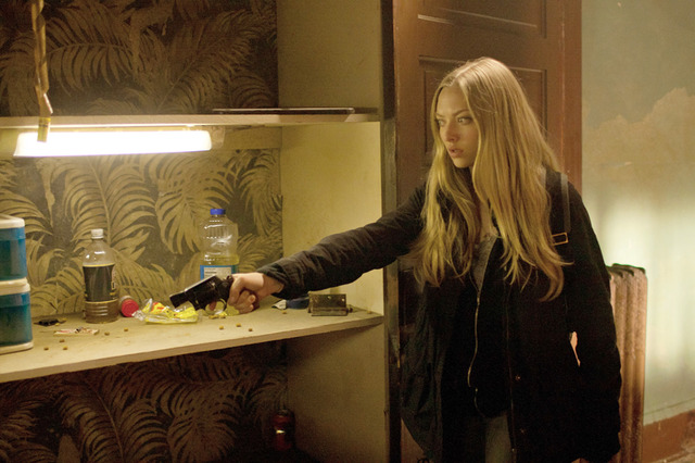 アマンダ・セイフライド『ファインド・アウト』 -(C) 2012 LAKESHORE ENTERTAINMENT GROUP LLC All Rights Reserved.