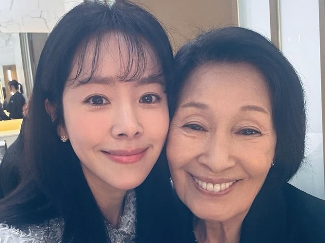 女優ハン・ジミン、共演者たちと和やかな雰囲気で「天上界の美貌」を披露！【PHOTO】