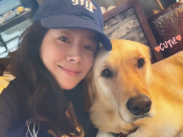 『イ・サン』女優ハン・ジミン、大型犬とたわむれる姿に“ほっこり”。ささやかな日常の一コマ【PHOTO】