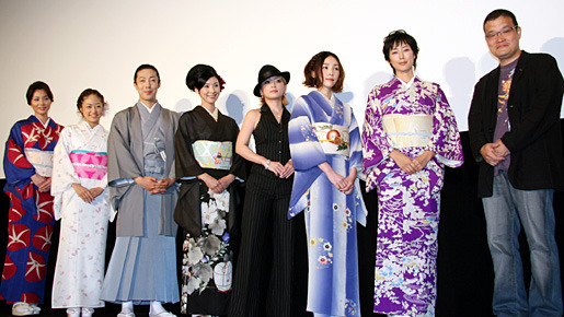 『怪談』初日舞台挨拶にて（左から）瀬戸さん、井上さん、尾上さん、黒木さん、浜崎さん、麻生さん、木村さん、中田監督